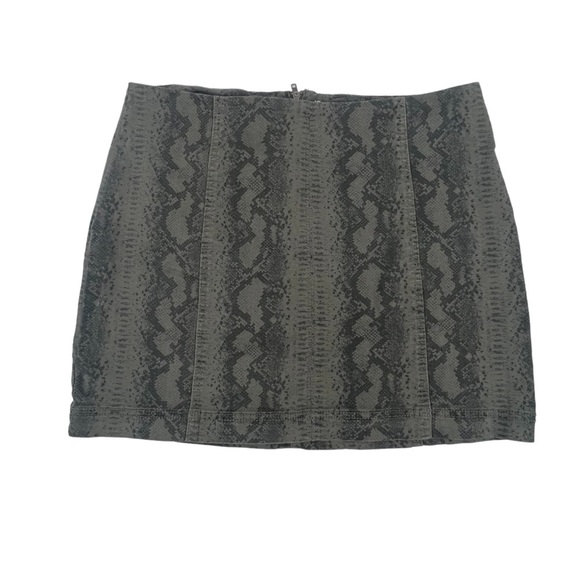 Tinseltown Green Snake Print Mini Skirt Size 13 Women’s - Picture 1 of 5